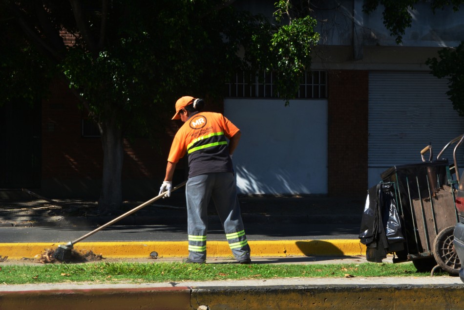 29447 | La Municipalidad intensifica el barrido de hojas de árboles - Servicios Públicos y Medio Ambiente (Juan Pablo Allegue)