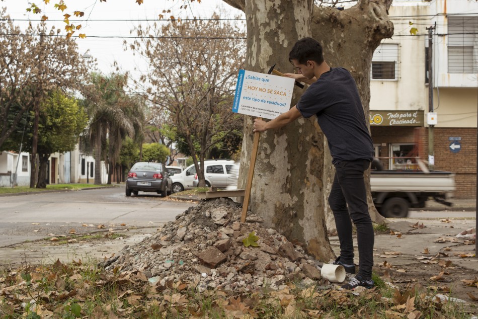 90621 | Los carteles fueron dispuestos, a la vez que se charló con los vecinos - Juan Pablo Allegue