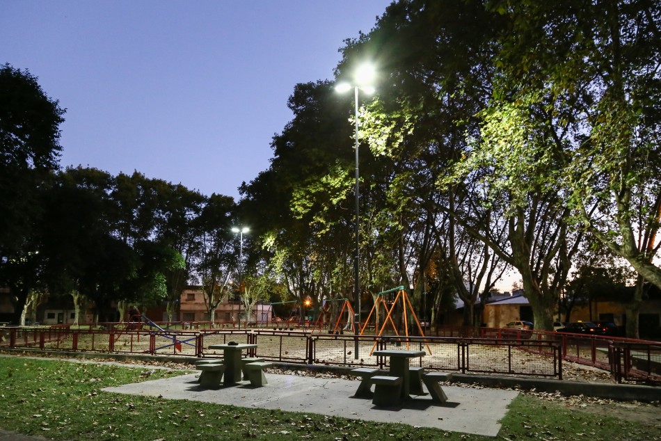 99242 | Diez plazas barriales ya cuentan con iluminación LED - Secretaría de Ambiente y Espacio Público