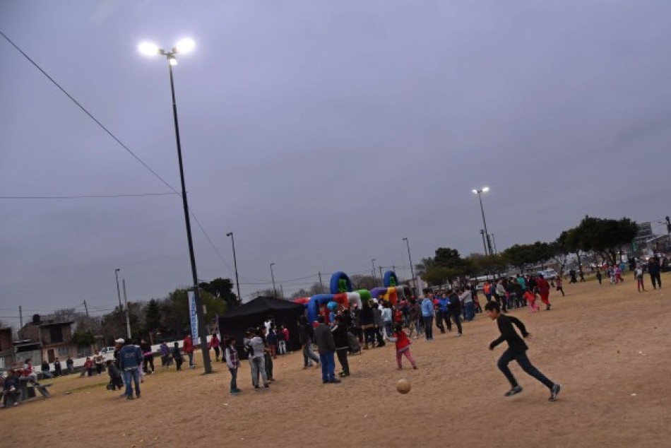 99244 | Diez plazas barriales ya cuentan con iluminación LED - Secretaría de Ambiente y Espacio Público