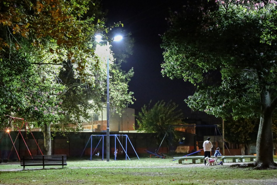 99241 | Diez plazas barriales ya cuentan con iluminación LED - Secretaría de Ambiente y Espacio Público