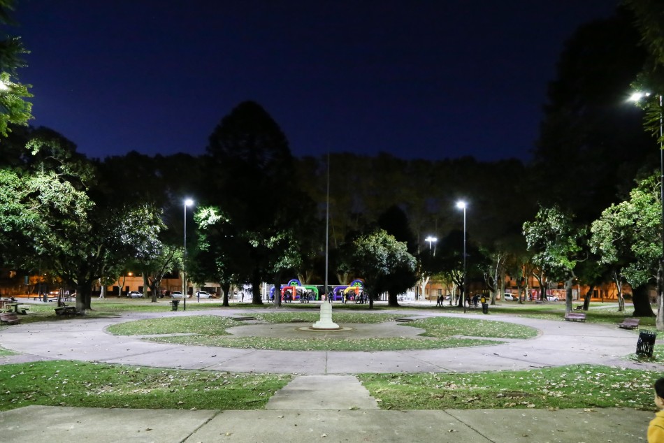 99243 | Diez plazas barriales ya cuentan con iluminación LED - Secretaría de Ambiente y Espacio Público