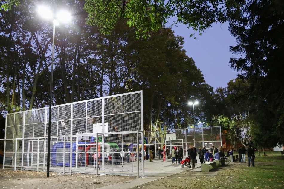 99239 | Diez plazas barriales ya cuentan con iluminación LED - Secretaría de Ambiente y Espacio Público