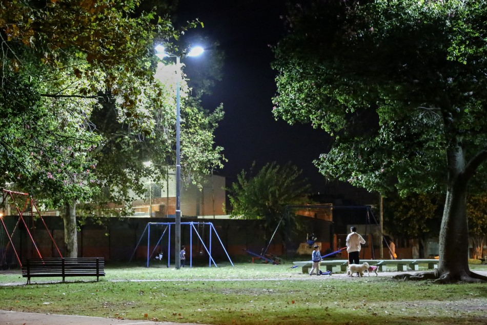 99240 | Diez plazas barriales ya cuentan con iluminación LED - Secretaría de Ambiente y Espacio Público