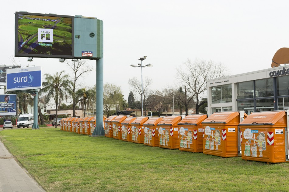 100011 | Llegan más contenedores naranja para materiales reciclables - Secretaría de Ambiente y Espacio Público (Juan Pablo Allegue)