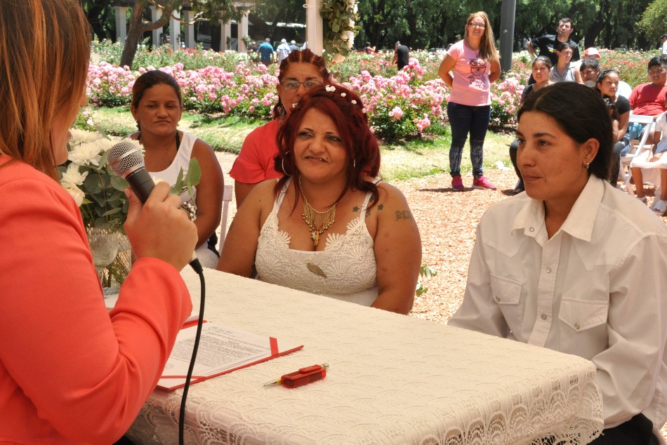 118945 | Rosa y Paola, las protagonistas del primer casamiento igualitario en el Rosedal - Secretaría de Medio Ambiente y Espacio Público