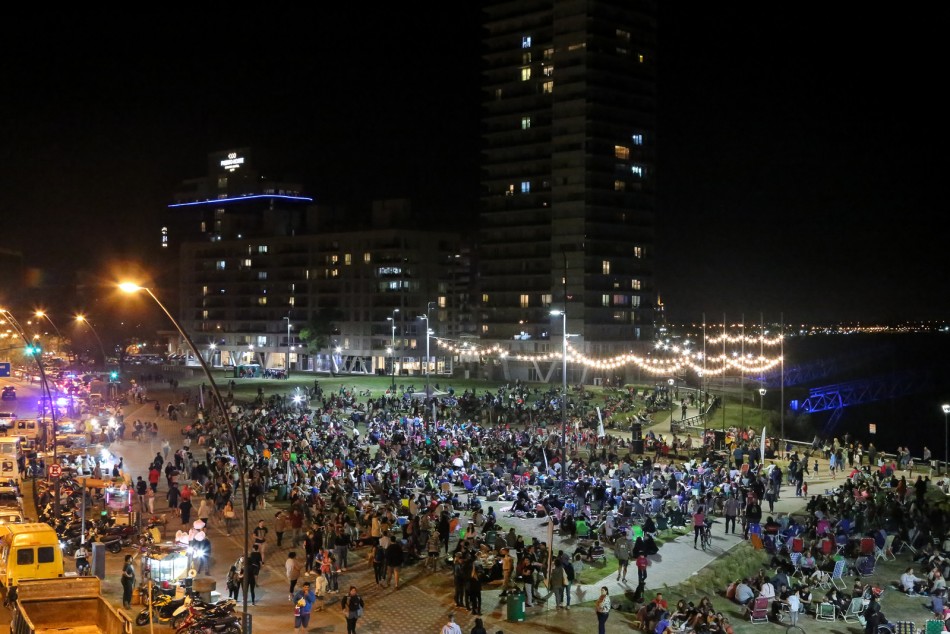 165385 | El parque de la Arenera tuvo su estreno con un Picnic Nocturno multitudinario - Juan Pablo Brach