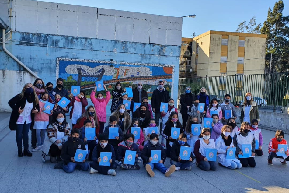 313081 | Entrega de libros de Belgrano a La Escuela Río Paraná - Museo de la Ciudad