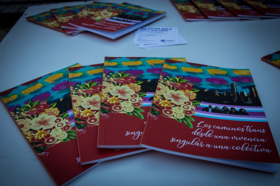 325006 | El material en formato papel tuvo su lugar en la presentación con un punto de venta - Paula Sarkissian