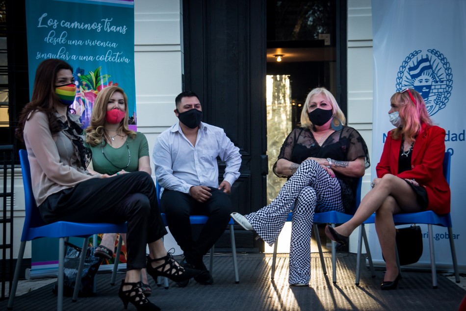 325008 | Andreina, Lucina, Thiago, Perla y Vanesa, autores del libro. - Paula Sarkissian