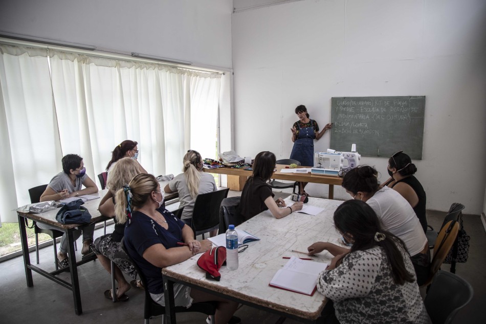 345842 | Fotos Taller Escuela Diseño de Indumentaria en CMD Sur - Sec. de Cultura y Educación (Guillermo Turin Bootello)